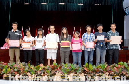 學(xué)校舉辦2010年度大學(xué)生創(chuàng)新活動總結(jié)表彰大會暨首屆信息科技創(chuàng)新大賽啟動儀式