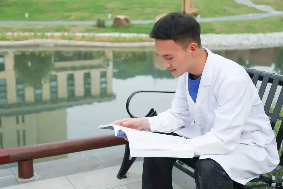 點(diǎn)贊新青年Vol.12｜“一個(gè)都不能少”的他，成為了自強(qiáng)不息的他！