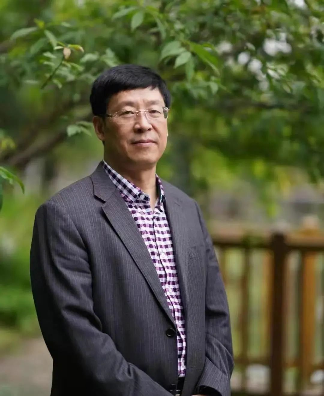 【榜樣引領(lǐng)—湖北學(xué)校】真理和博愛是不滅的燈塔 ｜2021-2022學(xué)年杰出貢獻(xiàn)者系列