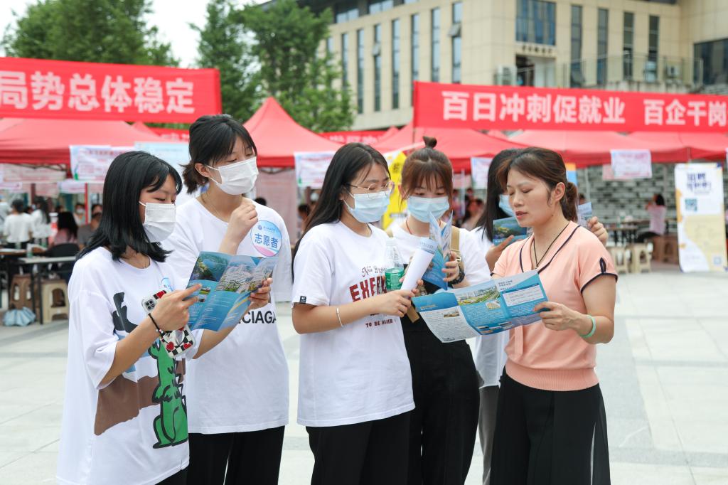 湖北恩施學(xué)院舉辦2022屆畢業(yè)生、2023屆實(shí)習(xí)生供需見(jiàn)面會(huì)
