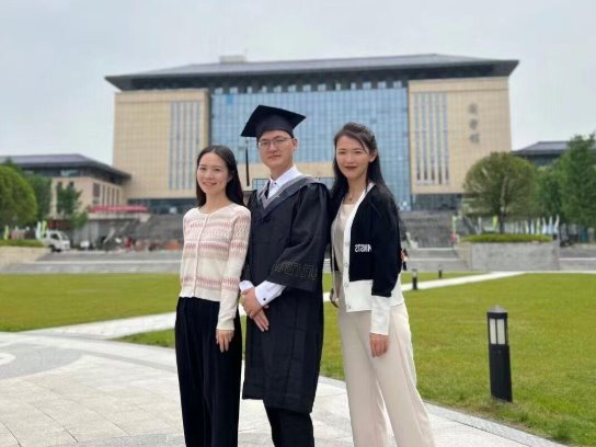 背簍里背出來的大學(xué)生留校任教了