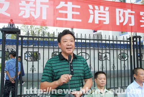 學(xué)校舉行2012級新生消防實戰(zhàn)演練