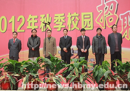 131家企業(yè)來校園招聘會招賢納士