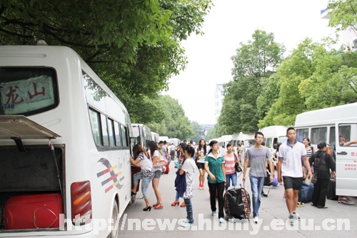 2009級師范實(shí)習(xí)生啟程奔赴實(shí)習(xí)工作崗位