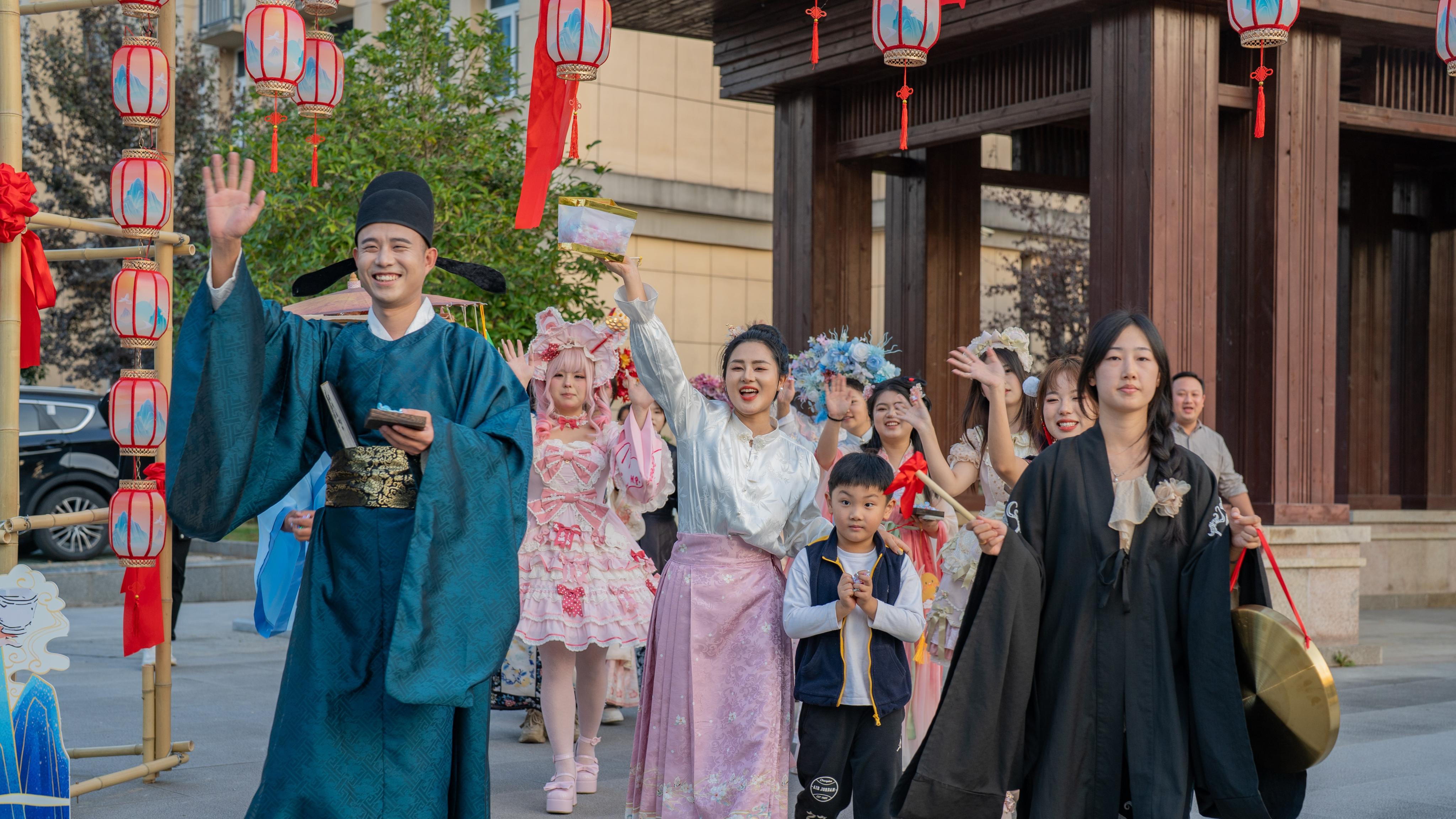 鄭州城市職業(yè)學(xué)院500架無人機(jī)點(diǎn)亮夜空