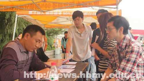 商家招賢再進校 門路廣開促就業(yè)