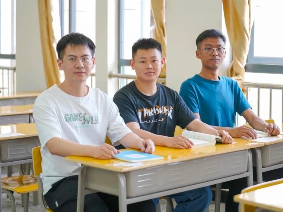 相互鼓勵(lì)、共同進(jìn)步，“三兄弟”攜手法考上岸！