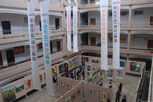 藝術(shù)學(xué)院舉辦2012屆美術(shù)與設(shè)計(jì)畢業(yè)作品展 展現(xiàn)畢業(yè)生創(chuàng)作理念