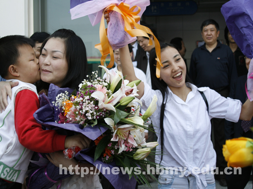 全國青年歌手大獎賽金獎得主吳娟、張明霞載譽(yù)歸來