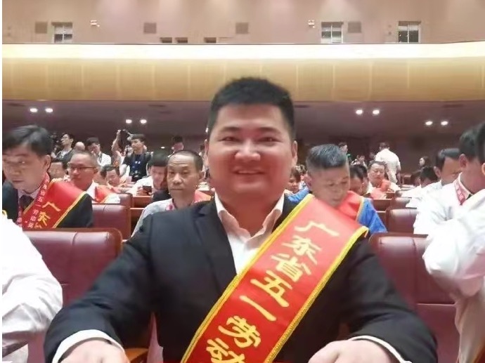 湖北恩施學(xué)院學(xué)子—尹周，榮獲“全國五一勞動獎?wù)隆保? />
                            </a>
                        </div>
                        <div   id=