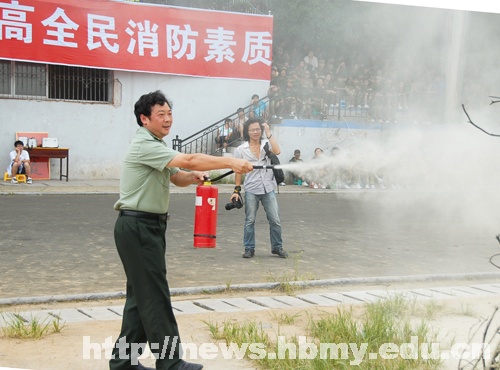 軍訓(xùn)團(tuán)舉行2010級(jí)新生消防大演練