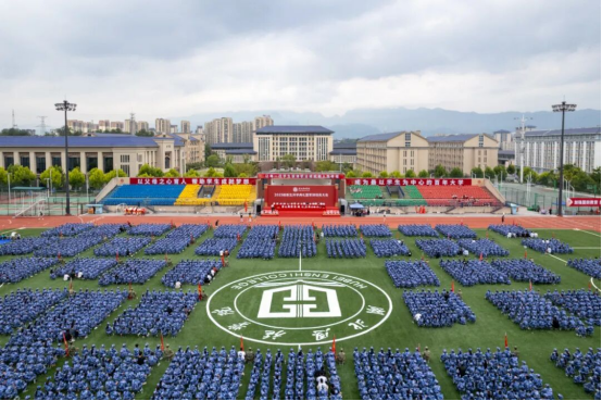觀禮九三閱兵，共上開學(xué)第一課！湖北恩施學(xué)院2025級(jí)新生開學(xué)典禮暨軍訓(xùn)動(dòng)員大會(huì)莊嚴(yán)舉行