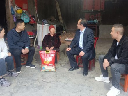 深入基層解難題 走訪慰問暖人心——學(xué)校黨委書記覃紅斌赴定點(diǎn)幫扶村調(diào)研指導(dǎo)工作