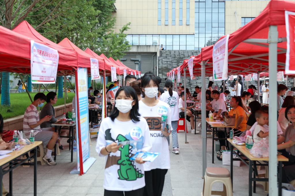 百企千崗進(jìn)校園——湖北恩施學(xué)院舉辦2022屆畢業(yè)生、2023屆實(shí)習(xí)生供需見(jiàn)面會(huì)暨武漢市東湖新技術(shù)開(kāi)發(fā)區(qū)·恩施市對(duì)口協(xié)作大型招聘會(huì)