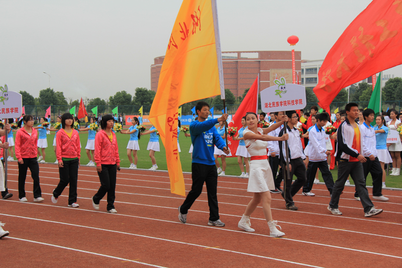 運(yùn)動(dòng)健兒顯風(fēng)姿   綠茵場上競風(fēng)流