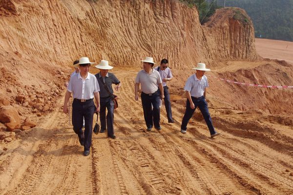 學(xué)校領(lǐng)導(dǎo)現(xiàn)場(chǎng)查勘科技學(xué)院校園規(guī)劃區(qū)域