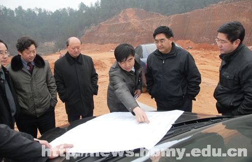 學校領(lǐng)導(dǎo)在科技學院校園擴建征地現(xiàn)場召開現(xiàn)場辦公會