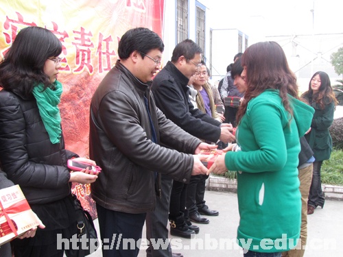 藝術(shù)學(xué)院舉行“大學(xué)生黨員寢室責(zé)任區(qū)”授牌儀式