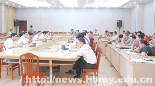 學(xué)校領(lǐng)導(dǎo)檢查秋季學(xué)期開學(xué)第一天教學(xué)工作