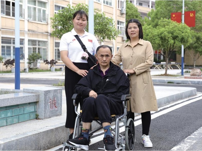 帶著父親去上班，這位被人民日報點贊的女教師，原來就在我們身邊......